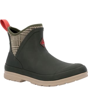 Muck Originals is een collectie van lichte, maar essentiële schoenen. Volledig neopreen booties zijn omwikkeld met zacht, handgevoerd rubber voor comfort. Voorgevormde PU-voetbedden met een laag memory-foam bieden maximaal comfort onder de voeten.
