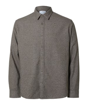 Dieses Flanellhemd ist ein Klassiker, der Komfort und Stil nahtlos verbindet. Mit seinem weichen Material und der normalen Passform bietet es ein angenehmes Tragegefühl, das den ganzen Tag anhält. Der Kent-Kragen und die durchgehende Knopfleiste sorgen für einen zeitlosen Look, während die verstellbaren 2-Knopf-Manschetten und der abgerundete Saum funktionale Details hinzufügen. Perfekt für entspannte Tage oder lässige Outfits – ein vielseitiges Must-have für die Garderobe.