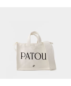 El bolso Tote Bag de Patou es un impresionante ejemplo de elegante sencillez, que combina un diseño clásico con un espíritu moderno y respetuoso con el medio ambiente. Para complementar sus líneas depuradas y su fabricación sostenible, combínala con prendas que reflejen un sentido similar de estilo atemporal y conciencia medioambiental. Combínala con un vestido de algodón orgánico y sandalias para un look chic y respetuoso con el medio ambiente, o con unos pantalones anchos de cintura alta y una blusa de seda para un conjunto sofisticado y ecológico. Estas opciones resaltan la refinada estética del bolso y el compromiso de Patou con la moda sostenible, creando un look equilibrado y elegante. Ideal para un día en la oficina, un paseo por el mercado el fin de semana o para quienes valoran la moda ecológica, esta combinación pone de relieve la versatilidad del bolso tote y su capacidad para añadir un toque de elegancia clásica a una serie de conjuntos sostenibles y a la moda. Para llevar en la mano: dos asas y bandolera desmontable. Material: algodón. Cierre: superior abierto. Distribución interior: sin bolsillo interior. Width: 21. Height: 12.
