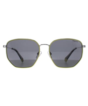 Die Polaroid Square Unisex Palladium Yellow Grey Polarized PLD 6214/S/X Sonnenbrille ist ein elegantes und stilvolles Accessoire, das einen hervorragenden Augenschutz bietet und Ihr gesamtes Erscheinungsbild aufwertet. Mit ihrem modernen quadratischen Rahmen bietet diese Sonnenbrille eine zeitgemäße Variante eines klassischen Designs und eignet sich für verschiedene Gesichtsformen und Stile. Die fortschrittlichen polarisierten Gläser reduzieren Blendeffekte und verbessern die visuelle Klarheit, so dass auch bei hellem Wetter eine scharfe und komfortable Sicht gewährleistet ist.