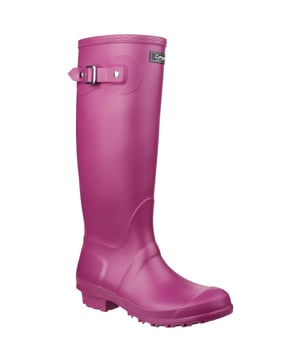 Hohe Damen-Wellies mit dekorativem Schnallenriemen an der Seite. Knielang. Vollständig wasserdicht. Selbst gefüttert. Mit PVC-Obermaterial hergestellt. Einfaches Anziehen und bequeme Passform. Wadenumfang: 36cm.