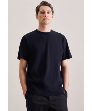 Moderner Schnitt: Das T-Shirt von Seidensticker aus der "SMART CASUAL" Kollektion erweitert Ihre Garderobe um einen hochwertigen Look, der den Geist der Zeit trifft. Es ist ein vielseitiger Klassiker, der sich ideal für Büro, Homeoffice, Veranstaltungen oder Freizeit eignet und überall überzeugt. Die Webart Plain Knitted Jersey aus 100% Baumwolle ist hochwertig verarbeitet, was sie zur perfekten Leinwand für Ihre individuellen Kombinationen macht. Das Uni-Muster macht es zu einem absoluten Must-have. Sowohl klassisch als auch modern zeigt sich das T-Shirt, das durch seine geradlinige Gestaltung vielseitig kombinierbar ist. Bei schönem warmen Wetter ist dieses Kurzarm-T-Shirt eine gute Wahl. Besonders unterstrichen wird der smarte Charakter durch einen Rundhals-Ausschnitt.
