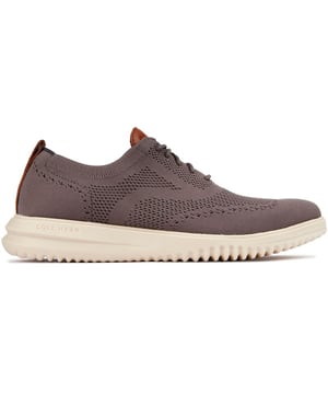 Las zapatillas Cole Haan Grand+ Stitchlite tienen un aspecto elegante y te darán un impulso en tu paso gracias a su parte superior ligera Stitchlite y su tecnología de suela sensible Grand 360. Estos elegantes zapatos grises presentan detalles brogue clásicos y abrazan tus pies con su ajuste tipo calcetín y su plantilla cómoda y lujosa. Terminada con la marca Cole Haan, la zapatilla Stitchlite contemporánea la mantiene simple pero elegante. Así que abróchate los cordones, recorre distancias y siente la libertad de una comodidad casi ingrávida con Cole Haan Stitchlite.