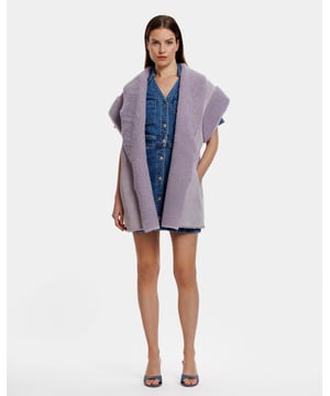 Een oversized gilet van echt schapenvacht. Het gilet is volledig omkeerbaar, voor twee verschillende looks. Zowel aan de pluizige als aan de gladde kant zitten zakken op de heupen.