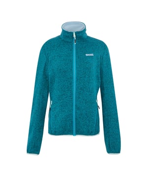 100% Recyceltes Polyester. Gewebe: Gebürstet, Strick-Effekt, meliert. Design: Logo, Strukturiert, Zweifarbig. GSM (Gramm pro Quadratmeter): 250. Bündchen: Elastisch. Langärmlig. Stehkragen. Taschenart: Zwei Seitentaschen. Durchgehender Reißverschluss. Saum: Elastisch. 34 DE: 81,28 cm. 36 DE: 86,36 cm. 38 DE: 90,17 cm. 40 DE: 96,52 cm. 46 DE: 114,3 cm. 44 DE: 109 cm. 42 DE: 102 cm.