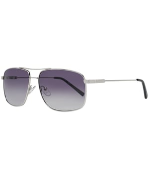 Las gafas de sol Guess GF0205 10B gris plateado degradado tienen una elegante montura de aviador que desprende una sensación de elegancia atemporal. La montura está hecha de metal de alta calidad, conocido por su durabilidad y ligereza, lo que la mantiene cómoda durante todo el día. Las elegantes patillas incorporan el logotipo de Guess para dar un toque de sofisticación.