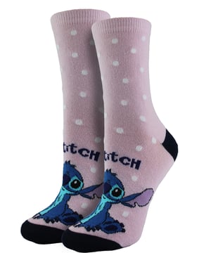 Wir stellen unsere Stitch Crew Socken vor! Exklusiv für Damen, die Skurrilität, Komfort und vor allem Disneys liebenswerten und schelmischen kleinen Außerirdischen zu schätzen wissen. Dieses entzückende Paar Crew-Socken bietet unübertroffenen Komfort und einen unwiderstehlich charmanten Stil. Sorgfältig aus hochwertiger, atmungsaktiver Baumwolle gefertigt, bieten diese Socken eine bequeme und dennoch flexible Passform. Egal zu welcher Jahreszeit, diese Socken halten Ihre Füße vom Sonnenaufgang bis zum Sonnenuntergang angenehm trocken.Aber damit nicht genug! Unsere Stitch-Socken sind nicht einfach nur gewöhnliche Baumwollsocken. Sie setzen Stitch, den beliebten Charakter aus Disneys Lilo & Stitch, gekonnt in Szene. Das einzigartige Design verleiht dem täglichen Sockenkleidungserlebnis eine lustige, verspielte Note. Egal, ob du dich leger oder halb-formal kleidest, diese Socken passen mühelos zu deinem Look, denn Socken sind mehr als nur ein Muss in deinem Kleiderschrank - sie sind eine kreative Art, deine Liebe zu Disney auszudrücken! Ergänzen Sie also Ihre Sockenkollektion mit diesem Paar und lassen Sie Ihre Füße an der "ohana"-Stimmung teilhaben. Teilen Sie die Stitch-Vibes mit anderen - oder behalten Sie sie als Ihr köstliches Geheimnis!