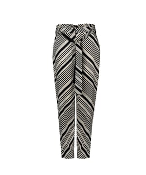 El corte ajustado de estos pantalones resalta perfectamente la silueta, brindando elegancia y comodidad para llevar todo el día, sin importar la ocasión.

Cerrados con cremallera y corchete, lo que garantiza no solo comodidad, sino también durabilidad y seguridad, de modo que no tienes que preocuparte por desabrocharse accidentalmente.

Con un lazo en la cintura, lo que permite un ajuste perfecto a cualquier figura y añade un toque de estilo que resalta el carácter único de los pantalones.

Las piernas ligeramente estrechas brindan un aspecto moderno y pulcro, ideal tanto para la oficina como para reuniones con amigos.

La cintura alta proporciona confort adicional y soporte, y también alarga visualmente las piernas, lo que aumenta la confianza de toda mujer.

Con bolsillos laterales que no solo son prácticos, sino también discretamente ocultos, para que no interrumpan la elegante línea de los pantalones.

En la cadera izquierda un detalle de la marca que resalta sutilmente la marca y añade prestigio a cada conjunto, haciendo estos pantalones únicos.

Hechos de tela de alta calidad, que garantiza durabilidad y comodidad al usar, manteniendo al mismo tiempo un aspecto elegante incluso después de muchos lavados.