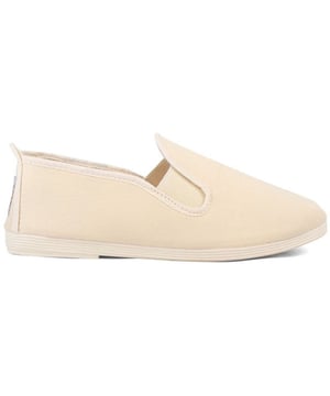 Abraza las estaciones más cálidas con las zapatillas Flossy Gaudix. Estos nuevos zapatos lucen detalles náuticos que realzan cualquier atuendo. Estos alegres zapatos sin cordones de lona cuentan con una suela de goma perfumada para brindar frescura durante todo el día y un suave forro de algodón para mayor comodidad. Son flexibles. suela delgada. Los refuerzos elásticos y la lengüeta del talón los hacen fáciles de usar. mientras que la suela exterior duradera garantiza agarre para cualquier aventura. Ideal para viajes relajados de verano y días de relax en casa. el Arnedo combina estilo y practicidad.