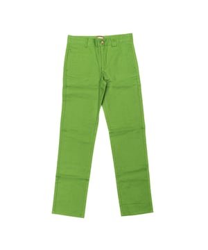 Pantalón largo.
Cinturilla con trabillas.
Logo de la marca bordado en la cinturilla.
Cinturilla ajustable mediante goma interna.
Cierre de botón y cremallera.
Bolsillos abiertos en los laterales.
Bolsillo con cierre de botón en la parte trasera.
Detalles bordados en los bolsillos traseros.
 Composición: 100% Algodón
 Cuidados:
- Lavar a máx. 30ºC.
- No usar lejía.
- Planchar a temperatura baja.
- Admite limpieza en seco.
- No usar secadora.