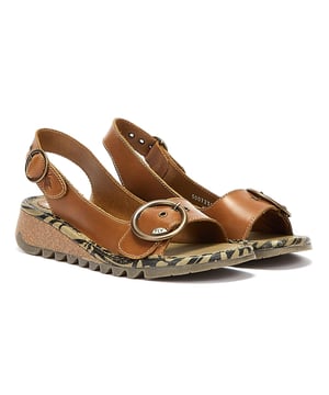 These slingback leather sandals by Fly London offer excellent comfort and easy on/off. The quality rubber outsole boasts a distinctive tread and is combined with a 3.5cm wedge midsole for gentle lift. Complete with bronze buckles for a bespoke fit.