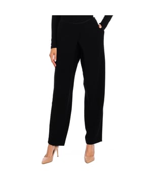 Emporio Armani broek.
 Kleur Zwart
 Met een wijde en licht uitlopende snit
 Ritssluiting aan de achterkant.
 Twee open zakken aan de zijkant.
 Recht gesneden zomen.
 Naden in toon zichtbaar.

 Samenstelling: 44% Wol, 44% Acryl, 10% Polyamide, 2% Elastaan.

 -Gebruik geen wasmachine.
 -Gebruik geen droger.
 -Geen bleekmiddel gebruiken.
 -Strijktemperatuur max. 110º.
 Samenstelling: 44% Wol, 44% Acryl, 10% Polyamide, 2% Elastaan.
 Onderhoud:
-Gebruik geen wasmachine.
 -Gebruik geen droger.
 -Geen bleekmiddel gebruiken.
 -Maximale temperatuur strijkijzer 110º.