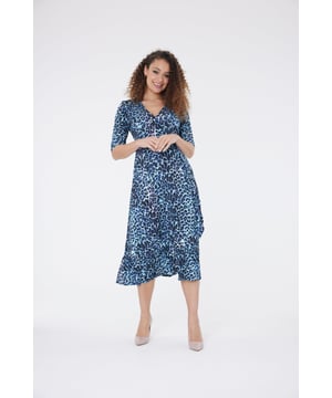 Este vestido será tu nuevo favorito esta primavera-verano. Detallado con unestampado de leopardo en tono azul, manga corta y escote en V, este vestido es atemporal. Este veraniego vestido de escote pronunciado hace un guiño a la tendencia de las capas con una cintura de lazo que ciñe la cintura y cae sin esfuerzo sobre tus curvas. Este vestido clásico será tu prenda favorita esta temporada.
95% Poliéster 5% Elastán 95% Poliéster 5% Elastán
Forro 100% Poliéster
Lavar a máquina a 40°