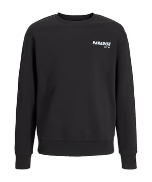 Dieses Sweatshirt für Jungen ist die perfekte Mischung aus Stil und Bequemlichkeit. Mit seinem lockeren Schnitt und den leicht überschnittenen Schultern bietet es eine lässige Passform, die ideal für den Alltag ist. Der Rundhalsausschnitt und die Rippbündchen sorgen für einen klassischen Look und zusätzlichen Komfort. Die angeraute, weiche Innenseite hält angenehm warm und macht es besonders kuschelig. Ein auffälliger Motiv-Print auf dem Rücken verleiht dem Sweatshirt einen coolen, modernen Touch. Auf der Brust rundet ein kleiner Print das Design subtil ab. Ein Kleidungsstück, das durch hohen Tragekomfort und ein stylisches Design überzeugt!