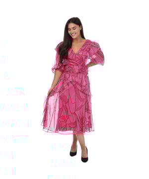 Dames Ted Baker Victoir Pinafore Dress met Ruches Print in helderroze.- V-hals.- Open rug met striksluiting.- Halflange pofmouwen.- Midi lengte.- Abstracte vlindervleugelprint.- Ruches details.- 90% polyester 10% polyester film.  Handwas.- Ref: 266152BRTPINK