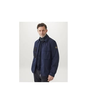 Breisel met een technische inslag. De Kelby Zip Cardigan profiteert van zachte, warme merinowol van virgin kwaliteit, in contrast met doorlopende gestikte schilferen.

Merinowol van virgin kwaliteit met polyester details
Doorlopend gestikte schouderversteviging
Geribbelde manchetten en zoom
Belstaff phoenix patch op de linkermouw
Tweeweg rits aan de voorkant
Lichaam: 100% Wol, Weefsel: 100% Polyester, Vulling: 100% Polyester

104861