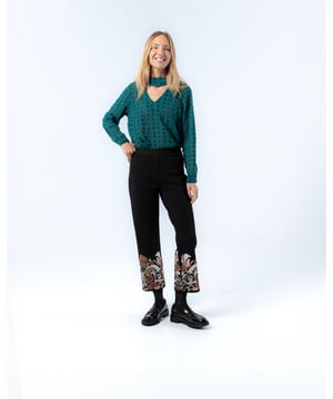 El pantalón recto Carmina con bordado es ideal para este otoño. Con su bordado de colores en el bajo del pantalón, convertirá tu look en único y elegante.
  
  
  
  Pantalón con cierre en lateral con cremallera.
  
  Bordado en bajo.