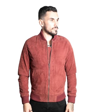 Inspirada en el estilo MA-1 de los años 50, esta chaqueta es un básico icónico de los conjuntos casuales y se ha vuelto más popular con el paso del tiempo. Presentamos esta chaqueta en nuestra gamuza de cabra de calidad para una sensación ligera y una apariencia suave que es distintiva de la gamuza, la chaqueta también presenta dobladillos y puños elásticos para mayor comodidad y una apariencia cónica. Esta chaqueta se mantiene minimalista con añadidos en la parte delantera restringidos a dos bolsillos sutiles en la cintura para ese look de bombardero limpio. Recomendamos combinarla con jeans para un conjunto atemporal, sin embargo, esta es una prenda muy versátil, aún más por la amplia gama de colores en los que ofrecemos esta chaqueta y, por lo tanto, puede incluirse en prácticamente cualquier conjunto que elijas. • Fabricada en gamuza de cabra genuina • Dobladillos y puños elásticos para mayor comodidad • Cremallera YKK clásica en la parte delantera de la chaqueta • Disponible en una gama de colores • Incluye bolsillos integrados en el forro de la chaqueta y dos bolsillos exteriores en la cintura