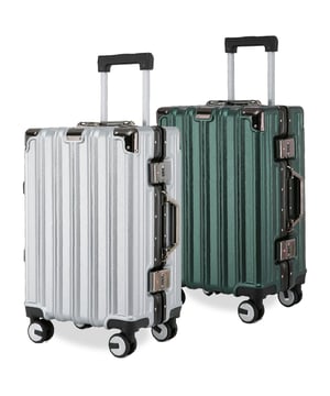 Descubra la combinación perfecta de elegancia, durabilidad y comodidad con nuestra maleta de cabina rígida y resistente. Diseñada con un impresionante acabado verde esmeralda, esta maleta de cabina está diseñada para el viajero moderno, ofreciendo resistencia y sofisticación para todos sus viajes. Características: Carcasa de policarbonato de primera calidad: ligera pero resistente, que ofrece una protección excepcional contra el desgaste. Marco de aluminio reforzado: añade durabilidad e integridad estructural, lo que garantiza un rendimiento duradero. Cerraduras dobles integradas: asegura tus pertenencias con dos cerraduras de combinación integradas para mayor tranquilidad. 8 ruedas dobles suaves: proporciona una maniobrabilidad de 360° sin esfuerzo, lo que hace que la navegación por aeropuertos y calles concurridas sea muy sencilla. Mango telescópico ergonómico: diseñado para un manejo cómodo y facilidad de uso. Interior elegante: completamente forrado con correas elásticas, compartimentos con cremallera y divisores de malla para un embalaje organizado. Tamaño y especificaciones: Cabina: Dimensiones: 36 x 24 x 56 cm Peso: 2,70 kg Capacidad: 42L Viaje de forma más inteligente y haga una declaración con este robusto juego de maletas.