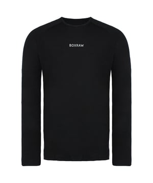 Wenn es darum geht, Höchstleistungen zu erbringen, benötigen Sie technische Sportbekleidung, die Ihre Anstrengungen nicht nur steigert, sondern auch unterstützt. Wir stellen Ihnen das SMRT-TEC Langarm-T-Shirt vor, ein hochmodernes Kleidungsstück, das Ihre höchsten Erwartungen erfüllt. Dieses T-Shirt besteht aus einem speziell entwickelten, leichten Stoff mit außergewöhnlichen schweißableitenden Eigenschaften und leitet Feuchtigkeit effektiv von Ihrer Haut weg, sodass sie schnell auf der Stoffoberfläche verdunsten kann. Dieses intelligente Design sorgt dafür, dass Sie auch in den intensivsten Momenten trocken und komfortabel bleiben.



Der eckige Schnitt des SMRT-TEC Langarm-T-Shirts wurde sorgfältig darauf zugeschnitten, die fließenden Bewegungen eines Boxers widerzuspiegeln und Ihnen uneingeschränkte Bewegungsfreiheit zu bieten. Darüber hinaus wurden Unterarmzwickel eingearbeitet, um die Luftzirkulation zu verbessern und Sie während Ihrer Trainingseinheiten kühl zu halten. Für zusätzliche Sicherheit bei Läufen am frühen Morgen verfügt das T-Shirt über ein gewebtes BOXRAW-Band, ergänzt durch ein reflektierendes Band, das die Sichtbarkeit verbessert.



Vervollständigen Sie Ihr Performance-Ensemble, indem Sie das SMRT-TEC Langarm-T-Shirt mit den Pep Shorts kombinieren. Verziert mit einem 3D-Strike-Logo, einem 3D-BOXRAW-Logo und gewebtem BOXRAW-Band strahlt diese Kombination Stil und Raffinesse aus. Der geteilte, schräg abgesetzte Saum verleiht einen Hauch von Modernität, während die maßgeschneiderte Passform für ein elegantes und schmeichelhaftes Erscheinungsbild sorgt.



Zusammenfassend lässt sich sagen, dass das SMRT-TEC Langarm-T-Shirt der Inbegriff leistungsstarker Sportbekleidung ist, die Ihre sportlichen Anstrengungen unterstützt. Seine fortschrittliche Stofftechnologie, der Boxer-inspirierte Schnitt, die Unterarmzwickel zur Belüftung und die durchdachten reflektierenden Details machen es zu einer herausragenden Wahl. Kombinieren Sie es nahtlos mit den Pep Shorts für ein komplettes und stilvolles Workout-Ensemble.