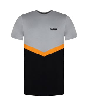 Het Devote London Bruno Mens Orange/Black T-shirt is een stijlvol en comfortabel T-shirt dat perfect is om elke dag te dragen. Het is gemaakt van een zachte en lichtgewicht katoenmix die perfect is om in laagjes te dragen. Het T-shirt heeft een ronde hals en een relaxte pasvorm, waardoor het een veelzijdige optie is die je zowel omhoog als omlaag kunt dragen.

Het t-shirt is gemaakt van een mix van 60% katoen en 40% polyester. Deze mix maakt het t-shirt zacht, lichtgewicht en duurzaam. Het t-shirt heeft ook een relaxte pasvorm, waardoor het comfortabel is om te dragen. De ronde hals is een klassieke halslijn die zowel stijlvol als comfortabel is.

Het t-shirt heeft een opvallend oranje en zwart kleurenschema. Het oranje is een heldere en opvallende kleur, terwijl het zwart zorgt voor een vleugje contrast. Het kleurenschema is perfect voor een casual look, maar kan ook worden aangekleed voor formelere gelegenheden.

Het t-shirt heeft een Devote London logopatch op de borst. Het logo is klein en ingetogen, zodat het niet afdoet aan de algehele look van het t-shirt.

Het t-shirt kan in de wasmachine, dus het is gemakkelijk te onderhouden. Het is ook een relatief betaalbaar t-shirt, dus het is een goede prijs-kwaliteitverhouding.

Over het algemeen is het Devote London Bruno Mens Orange/Black T-shirt een goede keuze voor mannen die op zoek zijn naar een stijlvol en comfortabel T-shirt dat perfect is om elke dag te dragen. Het is een goede optie voor mannen die een relaxte pasvorm en een ronde hals willen.