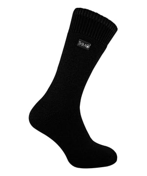 Wenn die Temperaturen sinken, brauchen Sie ein zuverlässiges Paar Thermosocken, die die Kunst, Ihre Füße warm und bequem zu halten, perfektioniert haben. Die Designer dieser THMO-Thermosocken für Männer haben Komfort und Wärme zu ihren Prioritäten gemacht. Die THMO Thermosocken wurden aus einem schweren Acrylgarn mit extremen thermischen Eigenschaften hergestellt. Sie sind auf der Innenseite doppelt gebürstet, um die Wärme zu maximieren, indem sie die warme Luft einschließen und nahe an den Füßen halten. Durch diese Bürstung wird die Innenseite der Socke weicher, so dass sie sich sowohl für den Einsatz in Innenräumen als auch für Aktivitäten im Freien eignet. Diese Thermosocken fühlen sich auch so an, als wären sie nahtlos und haben eine saubere, handgekettelte Spitze, die sie diabetikerfreundlich macht. Der gerippte Bund am oberen Ende der Socke wurde so gestaltet, dass er sich den natürlichen Konturen Ihrer Beine anpasst. Dieses breite, weiche Oberteil bietet den ganzen Tag über Komfort und verringert die Gefahr, dass sich unangenehme Einschnürungen an Ihren Beinen bilden. Diese THMO-Thermosocken für Männer sind in 4 Farben erhältlich und entsprechen der Größe 6-11 UK 39-45 Eur 7-12 US. Sie sind sicher in der Maschine waschbar.