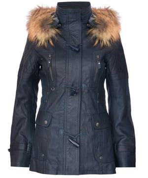 Mejora tu guardarropa de invierno con nuestra lujosa parka acolchada de cuero con diseño de rombos para mujer, diseñada para agregar exuberancia a tus atuendos para clima frío. Confeccionada con 100 % cuero napa ultra suave de primera calidad, esta chaqueta ofrece una sensación cómoda y lujosa. Esto es lo que la distingue: Acolchado de rombos: la chaqueta presenta un lujoso acolchado de rombos que agrega una textura elegante al cuero ultra suave, creando un diseño único y visualmente atractivo. Capucha forrada de piel desmontable: para mayor calidez y un toque de clase, la chaqueta viene con una capucha forrada de piel desmontable, que brinda comodidad y estilo. Cuello alto tipo embudo: debajo de la capucha, un cuello alto tipo embudo protege contra el viento y se puede abrochar con un cierre de palanca tradicional, lo que ofrece mayor protección y elegancia. Múltiples bolsillos: esta chaqueta ofrece practicidad con dos bolsillos con solapa en la cintura y bolsillos adicionales con cremallera que corren verticalmente en el pecho, lo que garantiza que tengas un amplio espacio de almacenamiento para tus elementos esenciales. Detalles acolchados: los detalles acolchados en los hombros, la espalda y la capucha realzan el diseño general, agregando sofisticación y calidez a la chaqueta. Esta parka acolchada de cuero con rombos para mujer es la opción perfecta para quienes buscan estilo y funcionalidad en su atuendo de invierno.