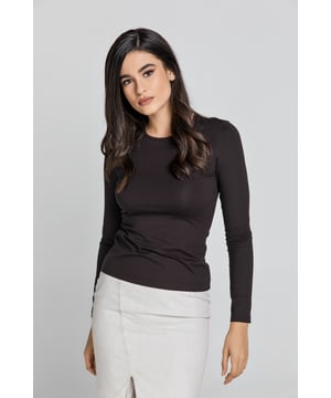 Dunkelbraunes Jersey-Top. Lange Ärmel und runder Ausschnitt. Tailliert. Unser Model ist 176 cm groß und trägt Größe 36/S. Maße für Größe 36/S (in cm): Schulter – 35, Brust – 39, Taille – 36, Unterteil – 43, Ärmellänge – 58, Körperlänge – 56. 92 % Viskose – 8 % Elastan. Zubehör ist nicht im Lieferumfang enthalten.