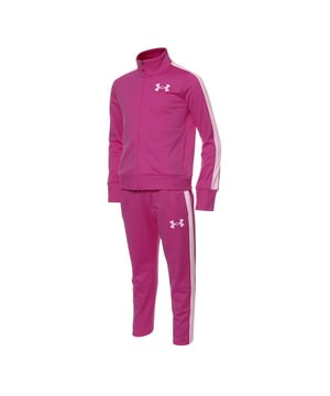 Het Under Armour stretch trainingspak met lange mouwen en rits voor kinderen is een veelzijdige en stijlvolle keuze voor actieve kinderen. Dit trainingspak biedt comfort, mobiliteit en een trendy look, waardoor het perfect is voor verschillende activiteiten. Hier volgt een gedetailleerde beschrijving met de belangrijkste kenmerken:

 Duurzame constructie:  Under Armour staat bekend om zijn hoogwaardige materialen en dit trainingspak is daarop geen uitzondering. Het is gemaakt om de eisen van actieve kinderen te weerstaan en het behoudt zijn duurzaamheid was na was.

 Zip-Up jack met lange mouwen:   Het jack met lange mouwen heeft een volledige rits aan de voorkant, zodat je het makkelijk aan en uit kunt trekken. Het biedt een extra laag warmte en bescherming tijdens koeler weer en kan op zichzelf of in combinatie met andere kleding worden gedragen.

 Stretch taille broek:   De broek is ontworpen met een elastische tailleband die zorgt voor een comfortabele en stevige pasvorm. Deze elastische tailleband is gemakkelijk aan en uit te trekken en past zich aan verschillende lichaamsvormen aan, zodat de broek goed aansluit en toch flexibel is.

 Trendy roze kleur: De levendige roze kleur voegt een leuk en stijlvol element toe aan de garderobe van je kind. Het is een geweldige keuze voor zowel sportactiviteiten als vrijetijdskleding en helpt je kind op te vallen in stijl.

 Under Armour-logo:   Het iconische Under Armour-logo is prominent aanwezig, wat de sportieve en authentieke uitstraling van het trainingspak versterkt.

 Vochtafvoerende technologie:   De vochtafvoerende stoftechnologie van Under Armour helpt je kind droog en comfortabel te houden door zweet en vocht van de huid af te voeren. Dit is vooral belangrijk tijdens actief spelen.

Het Under Armour Trainingspak met lange mouwen en stretch taille voor kinderen combineert functionaliteit en mode, waardoor het een topkeuze is voor actieve kinderen. Of je kind nu sport, naar school gaat of tijd doorbrengt met vrienden, dit trainingspak biedt comfort en stijl die zowel kinderen als ouders zullen waarderen.
