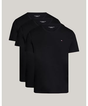 Ein Grundelement für das Schichten eines Outfits, dieses T-Shirt aus reiner Baumwolle kommt im Dreierpack, um Sie bestens ausgestattet zu halten.

Highlights
• Reine Baumwolle
• 3er-Pack
• Rundhalsausschnitt
• Signaturband im Nackenbereich
• Tommy Hilfiger Branding
• Tommy Hilfiger Flaggenstickerei auf der Brust

Zusammensetzung & Pflege
• 100% Baumwolle

UM0UM03379