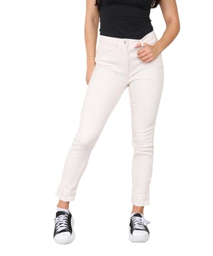 Neue stilvolle und schmeichelhafte Mom-Jeans mit schmal zulaufendem, geradem Bein von M&Co. Innenbeinlänge: 28 Zoll. Verfügt über ein 5-Taschen-Design, 2 Gesäßtaschen, 2 funktionelle Vordertaschen und eine Münztasche. Gürtelschlaufen und Knopfverschluss. Sie eignen sich perfekt zum Stylen mit einem Body und High Heels oder als schickes Outfit mit Ihrem Lieblings-Hoodie.