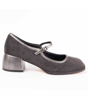 Schoenen met hoge hakken voor dames. Comfortabele pasvorm. Gevoerde binnenzool van natuurlijk leer. Gemaakt door andere merken voor ons merk. Afmetingen bij benadering: hak van 5 cm.