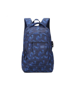 Mochila unisex. El cierre es con cremallera. Los bolsillos internos son bolsillos multifuncionales. Hay tres bolsillos externos con cremallera y dos laterales abiertos. La bandolera es ajustable en tela. El mango está fabricado en nailon. Hay tres compartimentos internos. El material exterior es poliéster. Internamente está forrado en poliéster. Medidas: 28x18x44 cm. Producto de moda