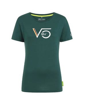 La camiseta verde de mujer Aston Martin F1 Sebastian Vettel Driver es una prenda elegante y deportiva para los fans del piloto de Fórmula 1 Sebastian Vettel y del equipo de Fórmula 1 Aston Martin Cognizant. Estas son las principales características de esta camiseta para mujer:

 Mercancía oficial:  Esta camiseta es mercancía oficial del Aston Martin Cognizant F1 Team, lo que garantiza que representa con precisión la marca y la calidad del equipo.

 Diseño verde:  La camiseta tiene un diseño típico en un vibrante color verde, que refleja el color característico del equipo y añade un elemento deportivo y llamativo a tu atuendo.

 Diseño del piloto Sebastian Vettel:  La camiseta suele llevar el nombre, el número u otros elementos específicos del piloto Sebastian Vettel, mostrando tu apoyo y admiración por el piloto.

 Tejido cómodo:  Estas camisetas suelen estar fabricadas con un tejido cómodo y transpirable, lo que garantiza una sensación suave y ligera contra tu piel, incluso durante las largas sesiones de carreras de F1.

 Construcción de calidad:  Los productos oficiales de Fórmula 1 son conocidos por su calidad, y esta camiseta está diseñada para mantener su forma y estilo con el uso regular.

 Uso versátil:  Tanto si asistes a una carrera de F1 como si la ves desde casa o simplemente sigues con tu día a día, esta camiseta ofrece comodidad y estilo, permitiéndote expresar tu pasión por el deporte y el piloto.

 Uso diario:  Aunque es perfecta para los eventos de F1, esta camiseta también es adecuada para el uso diario, añadiendo un toque deportivo y de moda a tu atuendo diario.

Eleva tu estilo de Fórmula 1 con la camiseta verde de mujer Aston Martin F1 Sebastian Vettel Driver. Tanto si estás viendo una carrera de F1, quedando con amigos o simplemente disfrutando de un día informal, esta camiseta combina moda y fandom, permitiéndote expresar tu pasión por el deporte y el piloto mientras te mantienes cómoda y con buen aspecto.