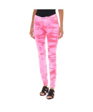 Lange pluche broek.
 Roze kleur
 Taille met riemlussen.
 Knoop- en ritssluiting aan de voorkant.
 Twee nepzakken op de achterkant.
 Smal gesneden zoom.
 Stretchstof.
 Verkleurd effect.
 Bijpassende naden.

 Samenstelling:
 - 95% Katoen - 5% Elastaan.

 Wasvoorschriften:
 - Maximaal wassen op 40ºC.
 - Strijken op gemiddelde temperatuur. max. 110ºC.
 - Mag in de droger.
 - Gebruik geen bleekmiddel.
 - Kan niet chemisch gereinigd worden.

 Samenstelling: 95% Katoen, 5% Elastaan
 Onderhoud:
- Maximaal wassen op 40ºC.
 - Strijken op gemiddelde temperatuur. max. 110ºC.
 - Kan in de droger.
 - Gebruik geen bleekmiddel.
 - Kan niet chemisch gereinigd worden.