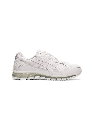 Deze sportschoenen bieden een perfecte balans tussen stijl, comfort en prestaties voor mannen die op zoek zijn naar een topsportschoen.


Ontworpen met een vetersluiting, bieden deze sportschoenen een veilige en aanpasbare pasvorm, zodat je de strakheid naar wens kunt aanpassen. Het gladde bovenwerk van wit leer voegt een vleugje verfijning en duurzaamheid toe aan het algehele ontwerp, waardoor deze sportschoenen geschikt zijn voor zowel sportactiviteiten als vrijetijdskleding.



Deze sportschoenen zijn uitgerust met de bekende Gel cushioning-technologie van Asics en bieden uitzonderlijke schokdemping en demping. De Gel technologie dempt de impactkrachten bij hielstoten, waardoor je bij elke stap soepel en comfortabel loopt. De 360 graden Gel demping zorgt voor optimale ondersteuning en comfort over de hele voet.


De sportschoenen hebben een duurzame rubberen buitenzool die uitstekende tractie biedt op verschillende ondergronden en zorgt voor stabiliteit en grip tijdens je workouts of dagelijkse activiteiten. Dit vergroot je zelfvertrouwen en vermindert het risico op uitglijden of vallen.


Met de focus op comfort hebben de Gel-Kayano 5 360 trainers een gewatteerde kraag en tong voor extra demping en ondersteuning. De ademende stoffen voering helpt je voeten koel en droog te houden, zelfs tijdens intensieve trainingssessies.


Of je nu gaat sporten, hardlopen of gewoon door de stad slentert, de Asics Gel-Kayano 5 360 Lace-Up Wit Glad Leer Herentrainers zijn een stijlvolle en betrouwbare keuze. Ervaar de perfecte mix van stijl en prestaties met deze hoogwaardige sportschoenen. Stap in een wereld van comfort en stijl.