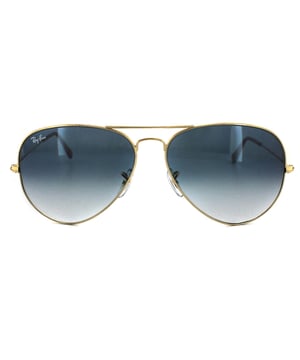 Las gafas de sol Ray-Ban Aviator 3025 Gold Gradient Light Blue 001/3F se diseñaron originalmente en 1936 para los pilotos militares estadounidenses y desde entonces se han convertido en uno de los modelos de gafas de sol más icónicos del mundo. Este diseño atemporal se caracteriza por su fina montura de alambre metálico, sus grandes lentes en forma de gota y sus finas patillas metálicas con terminales y plaquetas nasales de silicona para un ajuste cómodo y personalizado. Este modelo clásico está disponible en varias tallas y colores.