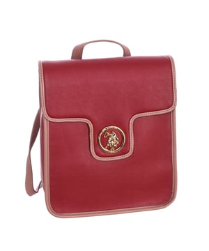Backpack U.S. POLO ASSN.
 Synthetic.
 Magnet closure.
 Front interior: Two open pockets.
 Back interior: One zipper pocket.
 Adjustable handles.
 Interior lining with brand print.
 Brand logo on the front.
 Seams seen in tone.
 Measures: 25x30x13cm
 Composition: 100% Polyurethane
 Care:
Clean with a wet cloth.