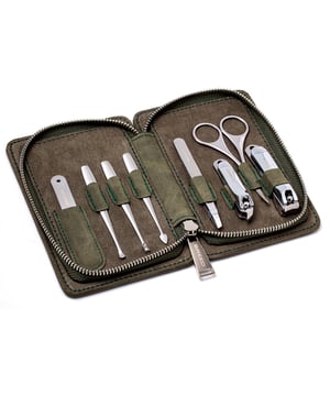 ESPECIFICACIONES: Juego de 8 piezas, herramientas quirúrgicas de acero inoxidable; INCLUYE: Estuche de viaje resistente con cremallera, cortaúñas, cortaúñas de los pies, lima de uñas, tijeras para fosas nasales y cejas, cuchillo para pelar, cuchillo para cutículas, tenedor Deadskin, pinzas