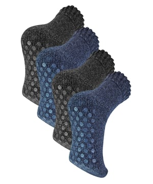 Geef je voeten een luxueuze ervaring met deze merinowollen pantoffelsokken voor heren. Gezellig en comfortabel, deze sokken zijn de ideale manier om je voeten warm te houden terwijl je thuis ontspant. Ze hebben ook een uitstekende prijs-kwaliteitverhouding en worden geleverd in een verpakking van 4 paar! Het superzachte, dikke en warme merinowolmateriaal houdt je warm en comfortabel, terwijl de siliconen antislipgrippers je pantoffels op hun plaats houden of als je liever geen pantoffels hebt, zorgen ze ervoor dat je niet uitglijdt op hardhouten oppervlakken in huis. Deze pantoffelsokken zijn ideaal voor gebruik binnenshuis, waardoor ze perfect zijn om in huis te loungen of te ontspannen na een lange dag in werk. Met 4 paar per verpakking heb je altijd genoeg sokken om bij de hand te hebben wanneer je ze nodig hebt! Deze herenpantoffelsokken zijn er in twee verschillende kleuren voor elke stijl: zwart of marineblauw. Of je nu gedurfd wilt gaan of het simpel wilt houden met klassieke kleuren, deze sokken zullen zeker wat flair toevoegen aan je leven thuis. Deze sokken worden geleverd in 4 paar per verpakking en zijn one size heren 39-45 EU . Ze zijn gemaakt van: 40% wol, 29% polyester, 15% viscose, 15% acryl en 1% elastaan ​​en zijn machinewasbaar.