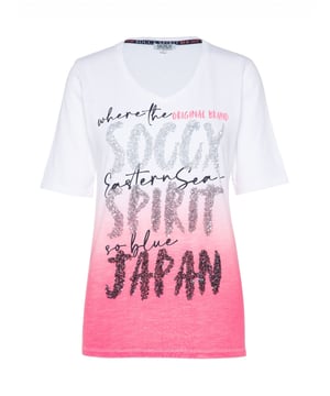 Japan is de inspiratiebron voor het opvallende kunstwerk op het SOCCX T-shirt voor dames. De print met tekst wordt afgezet met pluizige pailletten. En niet te vergeten - het koele kleurverloop onderstreept het kunstwerk. De look wordt afgerond met een vrouwelijke V-hals.