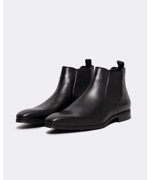 Salga con estilo con las botas Chelsea Theon de BOSS. Confeccionadas con cuero de primera calidad, estas botas negras rezuman un diseño elegante y sofisticado, perfecto para cualquier ocasión. La suela de goma garantiza la máxima comodidad y durabilidad, mientras que la clásica silueta Chelsea añade un toque de elegancia atemporal. Mejora tu colección de zapatos y siéntete como un jefe.