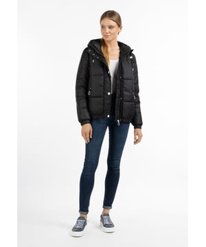 Die tylin Steppjacke von DreiMaster Maritim ist ein zeitloses Essential für die kalte Jahreszeit. Sie ist aus einem weichen Material mit leicht glänzender Struktur gefertigt und mit einer hochwertigen synthetischen Füllung wattiert. Elastische Bündchen und ein robuster Reißverschluss mit schützender Druckknopfleiste halten die Wärme im inneren der Jacke. Die große Kapuze mit Tunnelzug und Kordel sowie der Stehkragen sorgen dafür, dass auch Kopf und Hals bestens versorgt werden. Seitliche Eingrifftaschen mit Reißverschluss vollenden das Design.  Jacke mit Wattierung