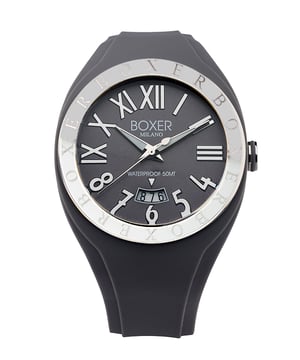 Boxer es la creación más divertida e imaginativa que ha surgido de la mente de Fulvio Locci. Este talentoso diseñador de relojes, que fundó las populares marcas Montres De Luxe y Avio Milano, quería llevar su amor por el color y la creatividad a un nivel completamente nuevo con un nuevo y emocionante reloj que ejemplifica lo mejor del diseño italiano moderno. ¡Boxer es pura diversión! Este innovador reloj continúa el uso característico de Fulvio Locci de detalles elegantes y uso innovador de materiales. Lo primero que llama la atención de un reloj Boxer es que la colorida caja de silicona es intercambiable. Literalmente puedes usar un color diferente en tu muñeca todos los días de la semana si lo deseas. Este divertido reloj unisex está disponible con dos diseños de bisel diferentes: acero con el logotipo de Boxer o engastado con 45 preciosos cristales de circonio. El reloj cuenta con una corona especial de silicona de color “suave al tacto”. Compre relojes Boxer Milano El reloj de 40 mm está disponible en diez vibrantes colores de caja diferentes, cada uno con una esfera coordinada en color a juego. Dado que el estuche es intercambiable, puedes crear fácilmente tus propios diseños mezclando y combinando colores. Un cristal mineral duradero protege la elegante esfera, que cuenta con una ventana de fecha extra grande a las 6 en punto para una fácil visibilidad e incorpora números romanos y arábigos en su diseño único.