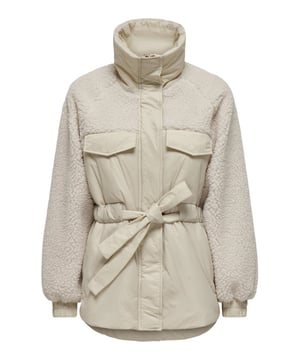 Diese Übergangsjacke kombiniert funktionalen Chic mit gemütlichen Details. Der verdeckte Reißverschluss und die Knopfleiste an der Oberseite sorgen für einen stilvollen, klaren Look, während der hohe Kragen Sie warm hält. Pattentaschen auf Brusthöhe verleihen der Jacke eine praktische Note. Die elastischen Bündchen an den Handgelenken und in der Taille sorgen für eine schmeichelhafte Silhouette und erhöhen den Tragekomfort. Ein Bindegürtel akzentuiert die Taille zusätzlich und verleiht dem Design einen femininen Touch. Der besondere Materialmix mit kuscheligem Teddyfell an den Schultern und Ärmeln macht diese Jacke zu einem echten Hingucker. Ideal für kühle Tage, bietet sie nicht nur Wärme, sondern auch Stil auf hohem Niveau. Perfekt für die Übergangszeit!