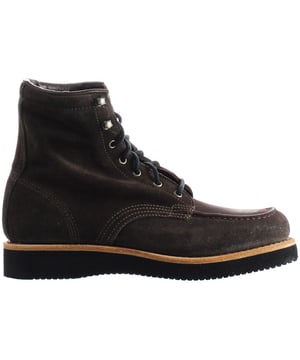 Las botas Timberland American Craft Moc Toe Brown para hombre son una opción de calzado atemporal y resistente que combina un estilo clásico con una artesanía superior. Estas botas están diseñadas para soportar los elementos al tiempo que proporciona un confort excepcional y durabilidad.

Fabricadas con una meticulosa atención al detalle, estas botas presentan un diseño de puntera moc que añade un toque de sofisticación a su robusto atractivo. La parte superior de cuero marrón no sólo mejora la estética de las botas, sino que también garantiza un uso duradero.


Uno de los aspectos más destacados de las botas Timberland American Craft Moc Toe Brown para hombre es su fabricación de alta calidad. Están hechas para ser duras y resistentes, capaces de hacer frente a diversos terrenos y condiciones climáticas. La construcción impermeable mantiene los pies secos y protegidos incluso en condiciones húmedas, por lo que son ideales para actividades al aire libre o para el uso diario.


Las botas están equipadas con cuello y lengüeta acolchados, que proporcionan amortiguación y apoyo para una mayor comodidad durante todo el día. El forro transpirable ayuda a regular la humedad y a mantener los pies frescos, mientras que la plantilla antifatiga extraíble garantiza una amortiguación y un retorno de energía superiores.


Para mejorar la tracción y la estabilidad, las botas incorporan una suela de goma duradera con tacos que proporcionan un agarre excelente en diferentes superficies. Tanto si caminas por las calles de la ciudad como si exploras senderos escarpados, puedes confiar en estas botas para mantenerte firme sobre tus pies.


Con su diseño versátil, las botas Timberland American Craft Moc Toe Brown para hombre pasan sin esfuerzo de ocasiones informales a semiformales. Combínalas con unos vaqueros y una camisa de franela para un look relajado, o vístelas con unos chinos y una americana para un conjunto más elegante.