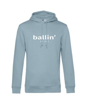 Heren Hoodie van het merk Ballin Est. 2013. De hoodies van Ballin Est. 2013 zijn gemaakt van 80% biologisch katoen en 20% gerecycled polyester, en hebben een normale pasvorm. Het zachte katoen zorgt voor een heerlijk draagcomfort.  Modelnaam: Basic HoodieCategorie: heren hoodieMaterialen: biologisch katoen, gerecycled polyesterKleur: lichtblauw