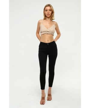 .""Maak kennis met ons nieuwste product gemaakt van 98% katoen en 2% elastaan, perfect voor jouw dagelijkse outfit. Deze stofmix biedt zowel comfort als stretch, waardoor het ideaal is voor elke activiteit. Upgrade jouw garderobe met dit onmisbare item."