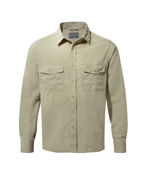 65% Polyester, 35% Baumwolle. Muster: Einfarbig. Taschen: 2 Brusttaschen, 1 Reißverschlusstasche. Verschluss: Button-Down. Ausschnitt: Kragen. Ärmel-Typ: Lang-Ärmel. Stoff-Technologie: Nicht-Eisen, NosiDefence, Solarshield, Sonnenschutz. Recycelte Materialien. Sonnenschutz-Bewertung: UPF 40+. Länge: 31in.