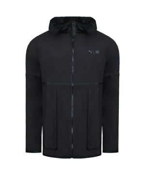 La chaqueta Puma x First Mile WindCell presenta un diseño elegante y moderno en negro clásico, lo que la convierte en una opción de prenda exterior versátil y a la moda. El cierre de cremallera ofrece comodidad y permite personalizar la cobertura y el estilo.


Confeccionada con el innovador hilo First Mile y la tecnología WindCell, esta chaqueta está fabricada con botellas de plástico recicladas recogidas en comunidades de bajos ingresos. La tecnología WindCell proporciona una protección superior contra el viento, manteniéndole cómodo y protegido en diversas condiciones meteorológicas.


Las mangas largas y el tejido ofrecen un ajuste cómodo y duradero que facilita el movimiento. La capucha ajustable proporciona mayor cobertura y protección, lo que hace que esta chaqueta sea adecuada para actividades y aventuras al aire libre.


Diseñada pensando en la funcionalidad, esta chaqueta cuenta con múltiples bolsillos para un cómodo almacenamiento. El bolsillo del pecho con cremallera y los bolsillos delanteros con cremallera ofrecen opciones de almacenamiento seguras y accesibles para tus objetos esenciales, como el teléfono, las llaves o la cartera.


Adopta la colaboración Puma x First Mile y haz una declaración de estilo mientras contribuyes a un futuro sostenible. La chaqueta negra con capucha y cremallera combina un diseño vanguardista, una protección superior contra el viento y una conciencia ecológica. Eleva tu colección de prendas de abrigo con esta opción versátil y responsable de Puma.
